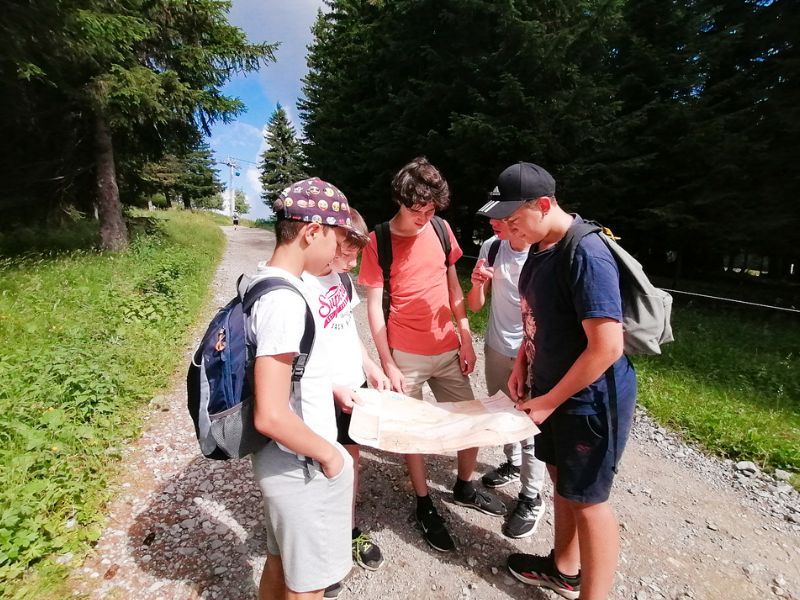 Course d'orientation en colo de vacances multi activités à Vassieux en Vercors