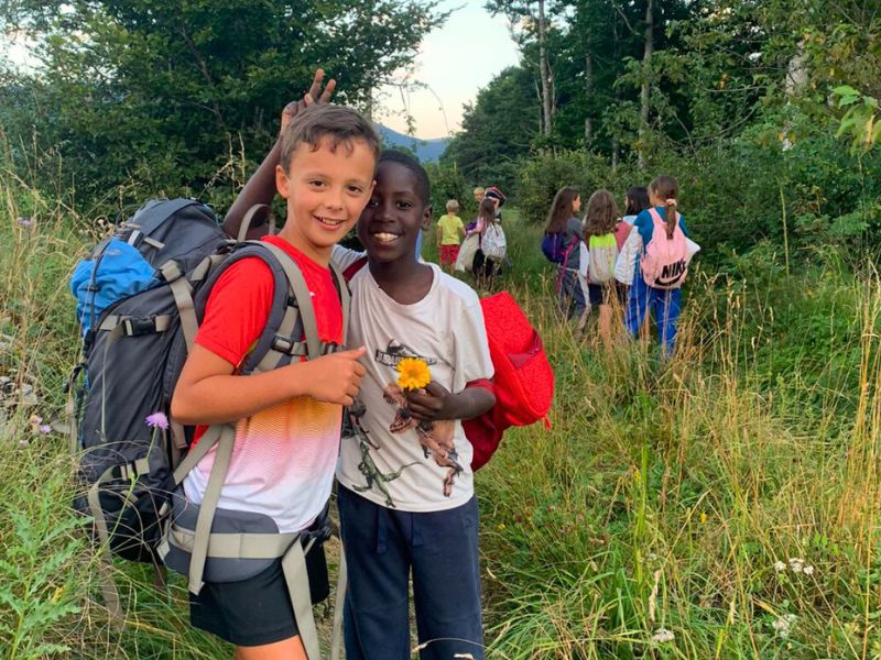 Deux jeunes en colo de vacances multi activités ce printemps