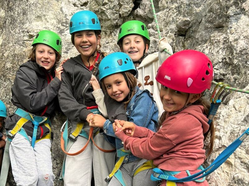 Petit groupe d'amies en colonie de vacances à Vassieux en Vercors ce printemps 