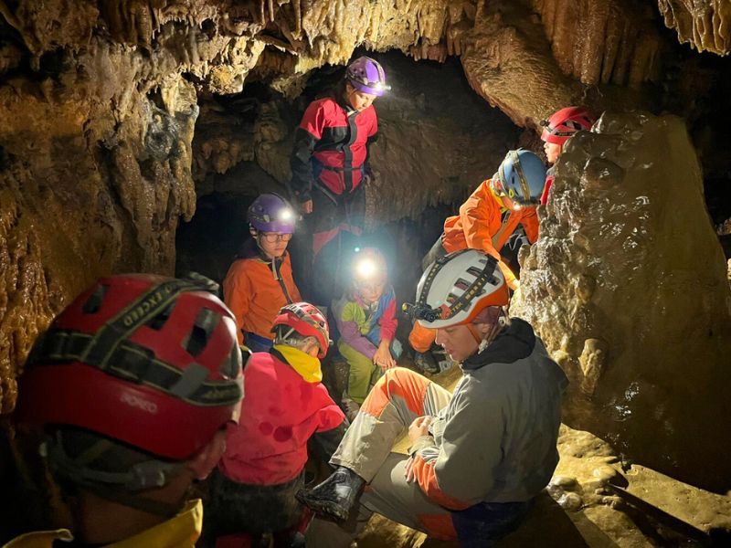 Activité spéléologie en colo de vacances multi activités ce printemps 