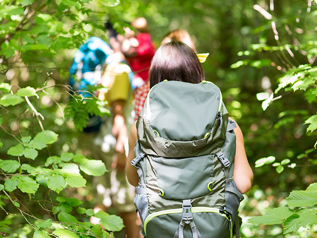 groupe d'adolescents faisant une randonnee dans les falaises a malte sejour itinerant printemps