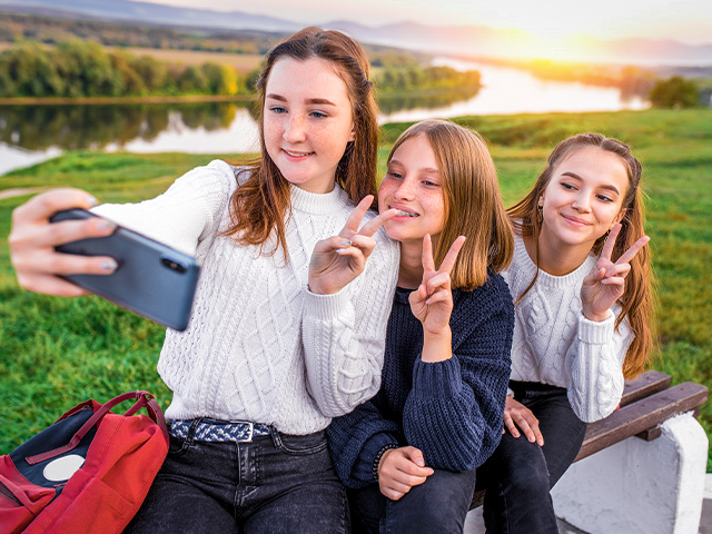 jeunes filles se prenant en selfie lors d un voyage itinerant a malte au mois d avril