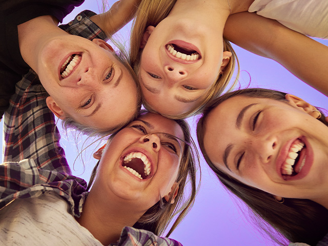 groupe de jeunes filles rigolant ensemble colo de vacances printemps a l etranger 