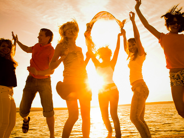 groupe adolescents devant coucher de soleil voyage malte avril