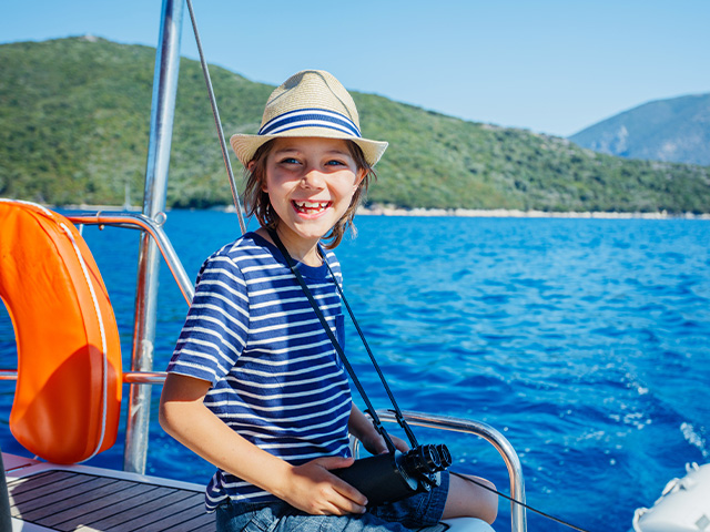 jeune garcon sur un bateau excursion voyage malte avril 