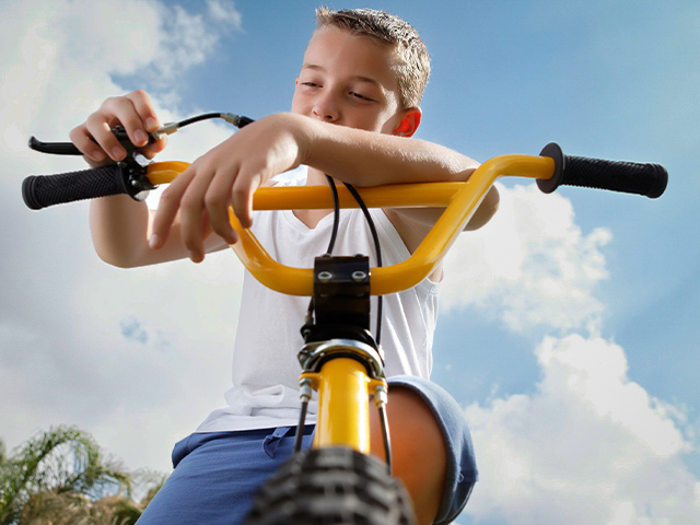 garcon sur un vtt activite sportive colonie de vacances jeunes avril 