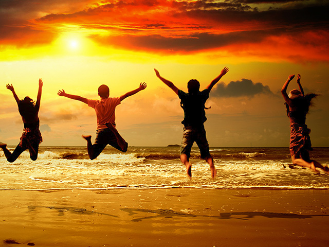 groupe de jeunes sautant devant un coucher de soleil malte voyage culturel paques