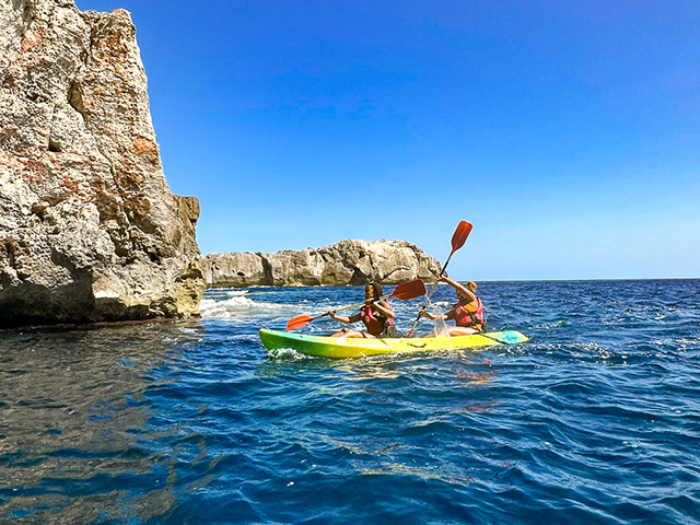 Activité kayak en colo de vacances multi activités ce printemps à Minorque 