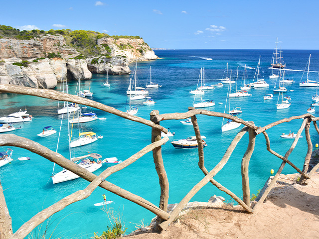Paysage de Minorque aux Iles Baleares où les jeunes sont partis en colo de vacances ce printemps