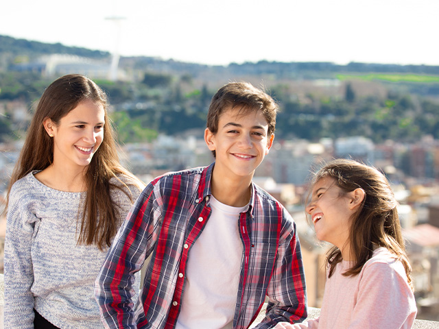 Groupe de jeunes en colo de vacances qui profitent de leur colo de vacances à Minorque ce printemps