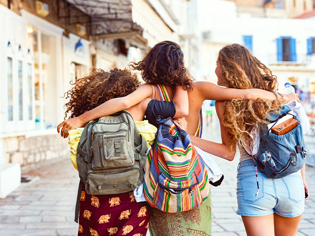 Groupe de jeunes ados en colo de vacances ce printemps à Minorque