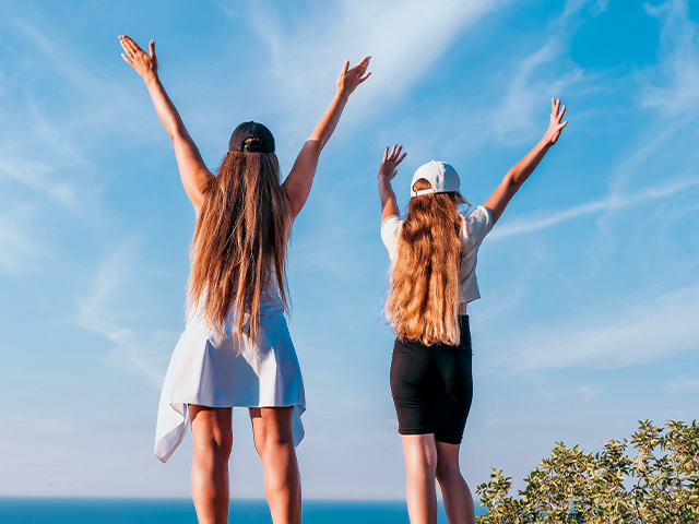 Deux jeunes filles en colo de vacances à Minorque ce printemps
