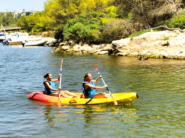 Activité paddle en colo de vacances à Minorque
