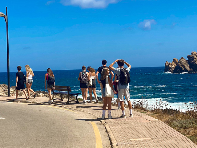 Groupe de jeunes en colo de vacances ce printemps à Minorque dans les Iles Baleares