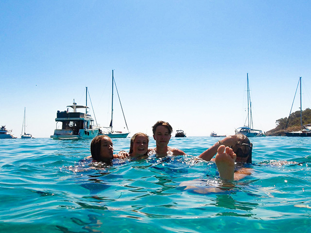 Baignade à Minorque en colo de vacances