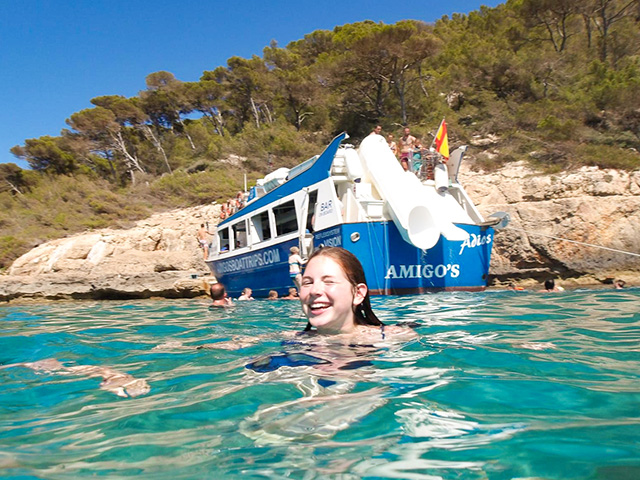 Baignade en colo de vacances ce printemps à Minorque dans les Iles Baleares