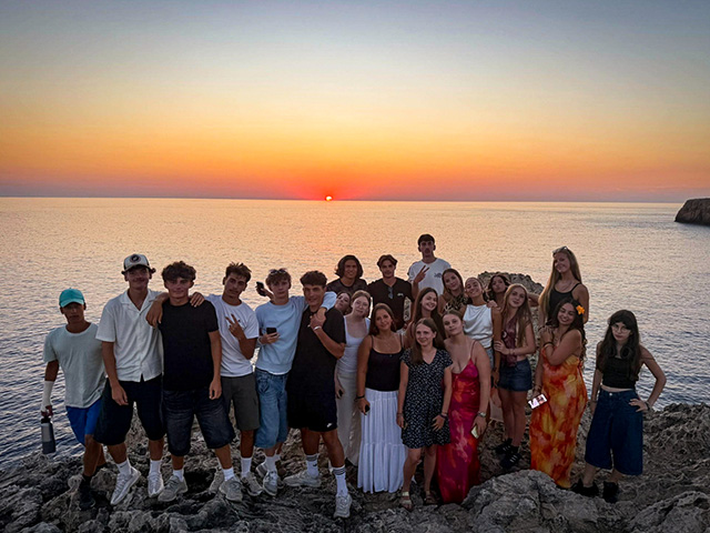 Groupe de jeunes en colo de vacances à Minorque en Espagne qui profitent tous ensemble de leur colo de vacances 