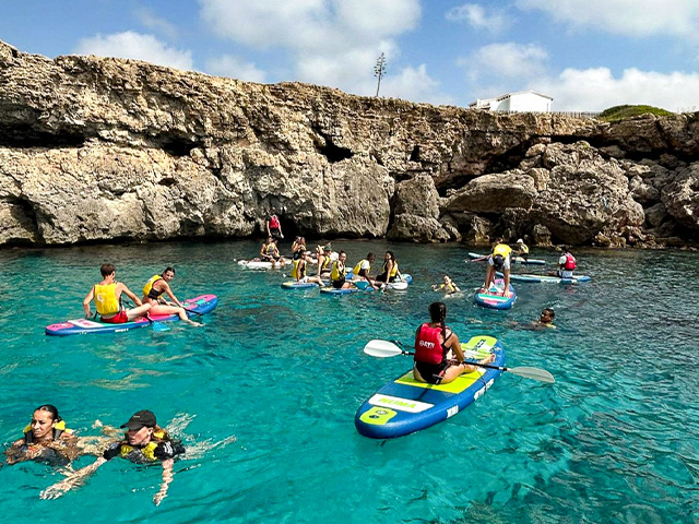 Activité paddle en groupe en colo à Minorque