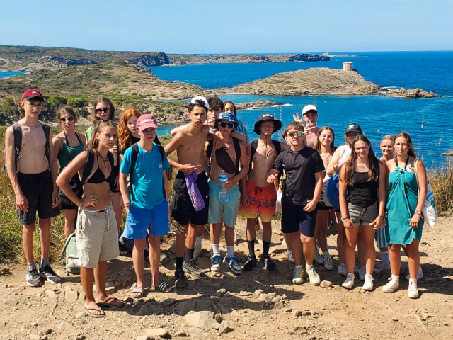 Groupe de jeunes en colo de vacances ce printemps à Minorque dans les Iles Baleares
