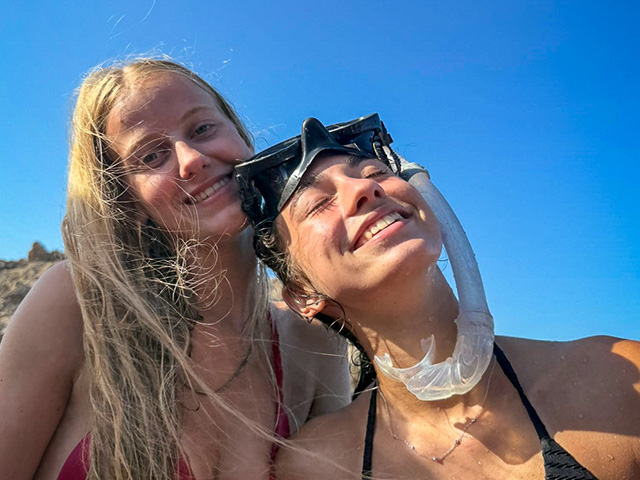 Deux jeunes filles en colo de vacances à Minorque