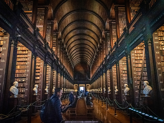 Bibliothèque mythique d'Harry Potter au Trinity College en Irlande lors des colos de vacances du printemps