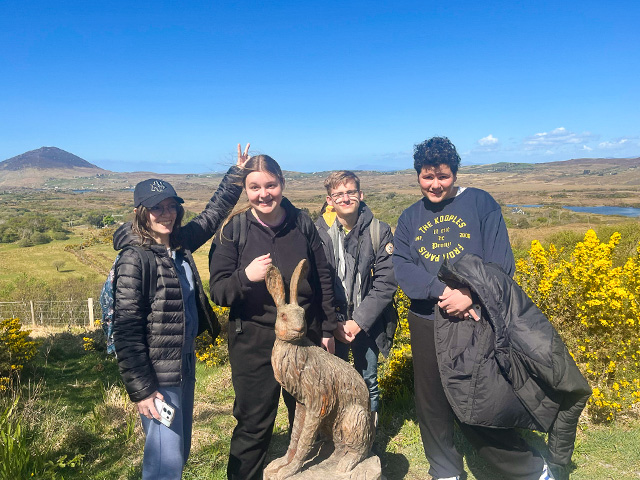 Groupe de jeunes ados en colo de vacances ce printemps en Irlande