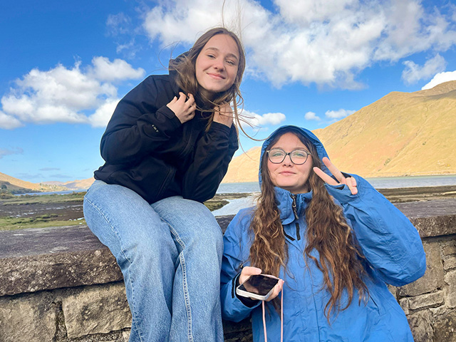 Deux jeunes filles en colo de vacances en Irlande ce printemps