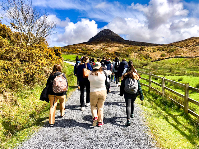Groupe de jeunes ados en colo de vacances en Irlande ce printemps