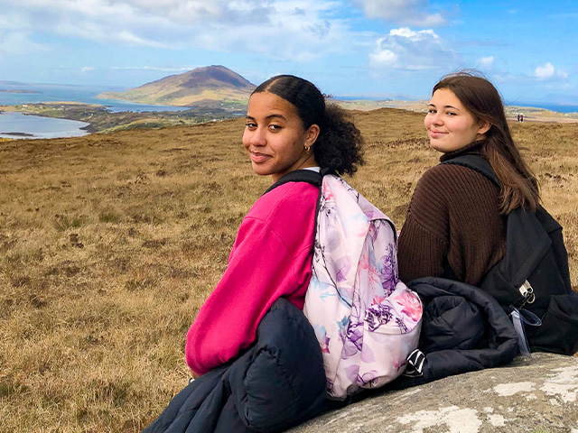 Deux jeunes filles en colo de vacances en Irlande ce printemps