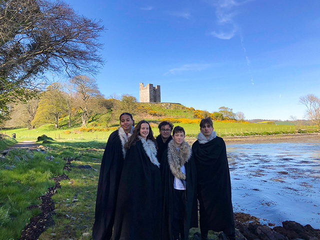 Groupe de jeunes ados en colo de vacances ce printemps en Irlande