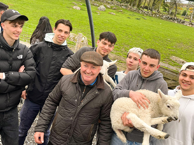 Groupe de jeunes ados en colo de vacances en Irlande qui profite de leur séjour