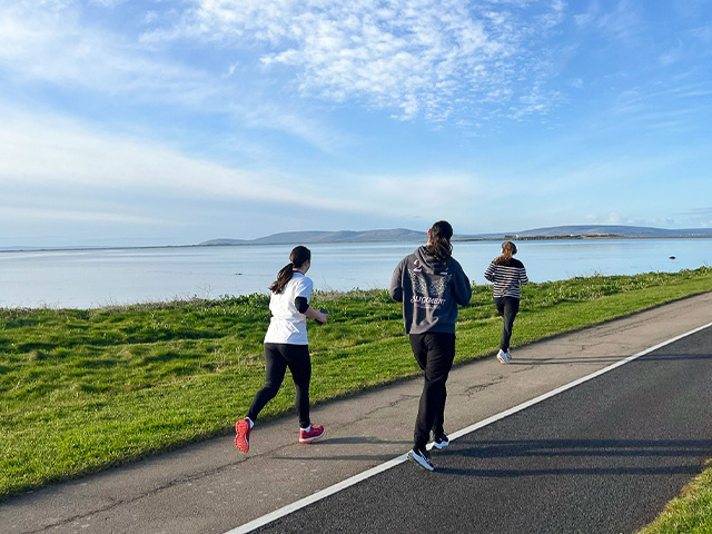 Jeunes ados qui courent en colo de vacances à l'étranger en Irlande ce printemps