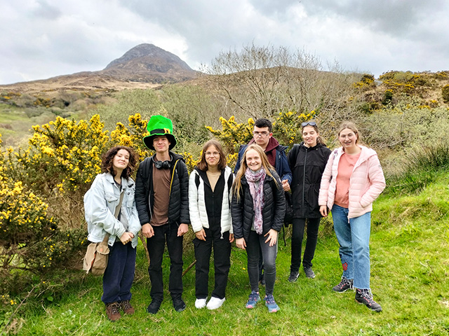 Groupe de jeunes ados en colo en Irlande ce printemps