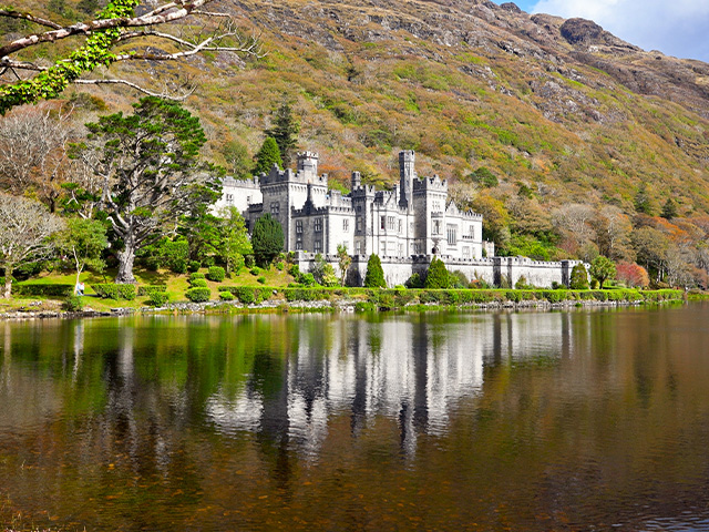 Le château de Kylemore observé en colo de vacances ce printemps en Irlande