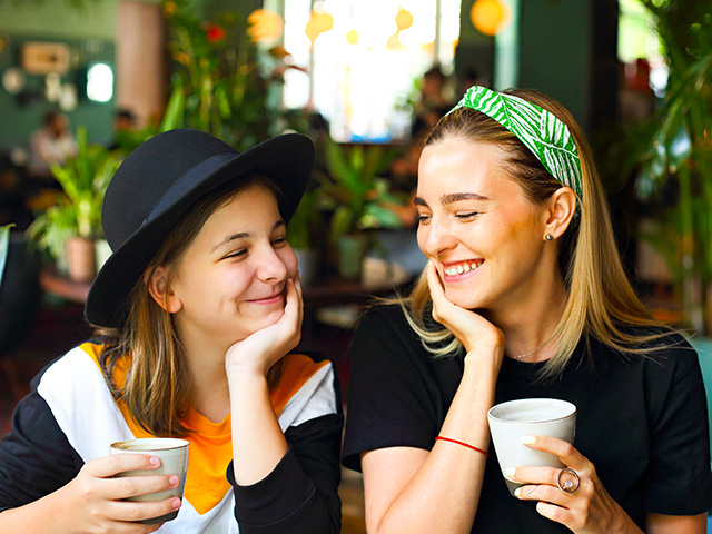Deux jeunes filles en colo de vacances en Irlande ce printemps