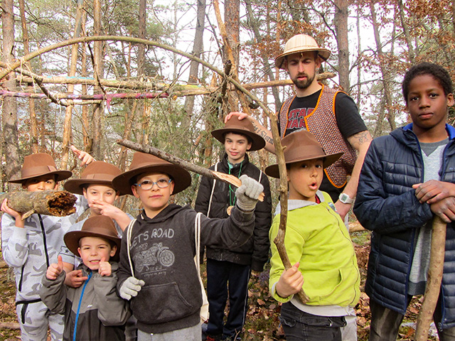 Construction de cabanes en colo de vacances ce printemps 