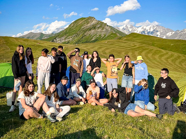 Groupe de jeunes en colo de vacances ce printemps