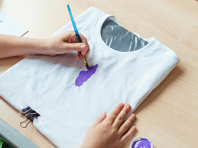 Peinture sur tee shirt en colo de vacances ce printemps