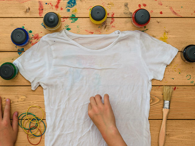 Peinture sur tee shirt en colo de vacances ce printemps 