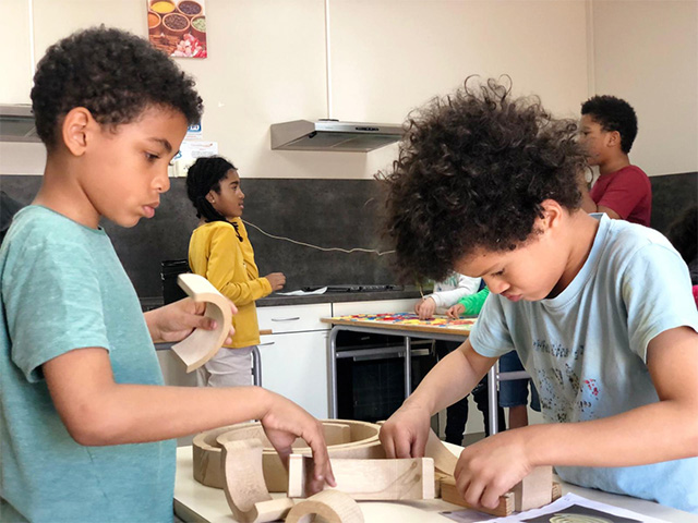enfants atelier sciences en colonie de vacances avril