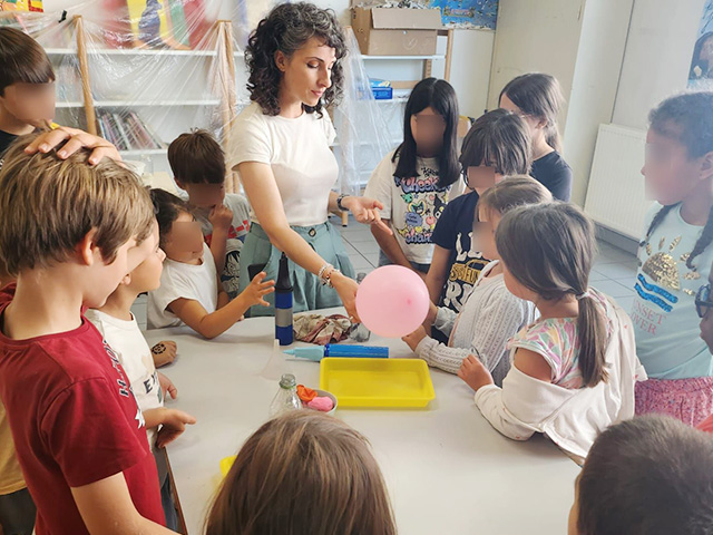 groupe enfants atelier sur l'air en colo sciences