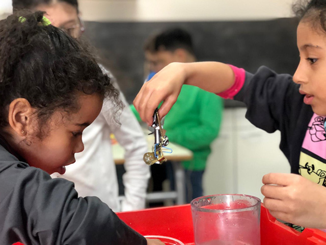 atelier sur l'électricité enfants en sejour au printemps