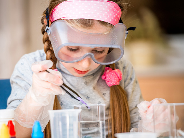 fillette colonie de vacances sciences