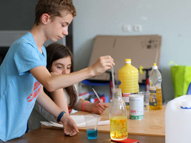 experience scientifique enfants en colonie de vacances