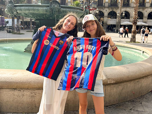 Deux jeunes ados en colo de vacances qui se sont achetées le maillot de football de Barcelone 