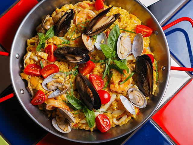 Dégustation de paella en colo en Espagne ce printemps