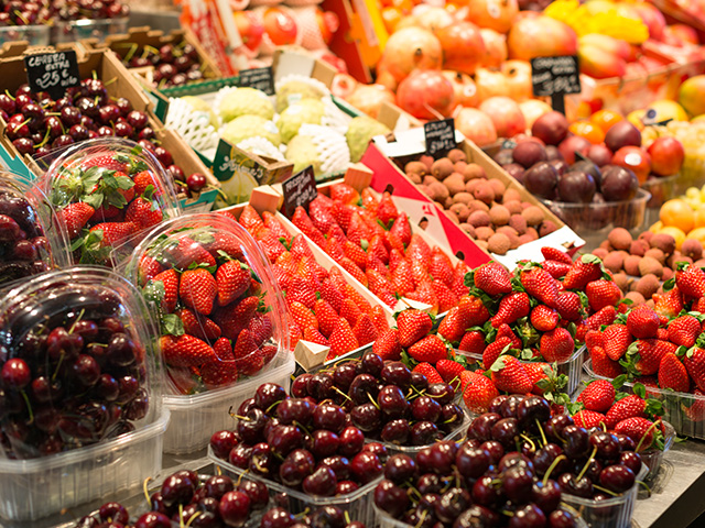 Marché de la Boqueria à Barcelone ce printemps où les jeunes se sont baladés