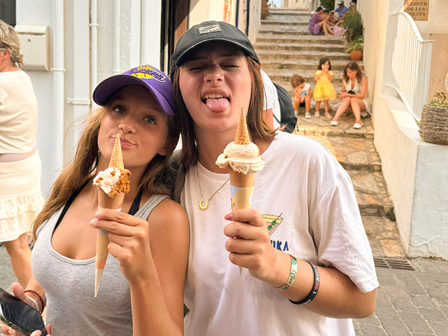 Deux jeunes filles en colo de vacances à Barcelone qui profitent de leur temps libre pour manger des glaces