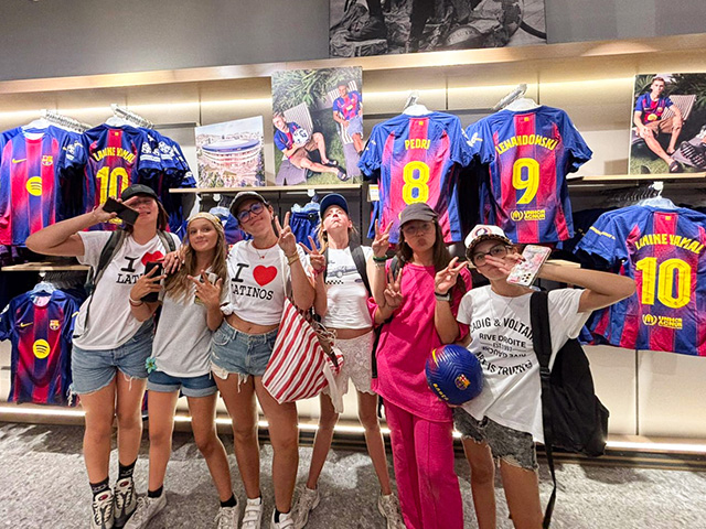 Groupe de jeunes en colo de vacances qui essayent des maillots de Barcelone ce printemps