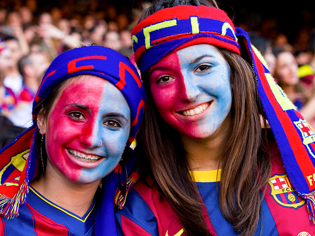 Deux jeunes filles au Camp Nou ce printemps à Barcelone en colonie de vacances
